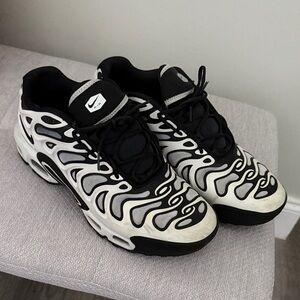 Nike Men's Black and White Patterned Sneakers